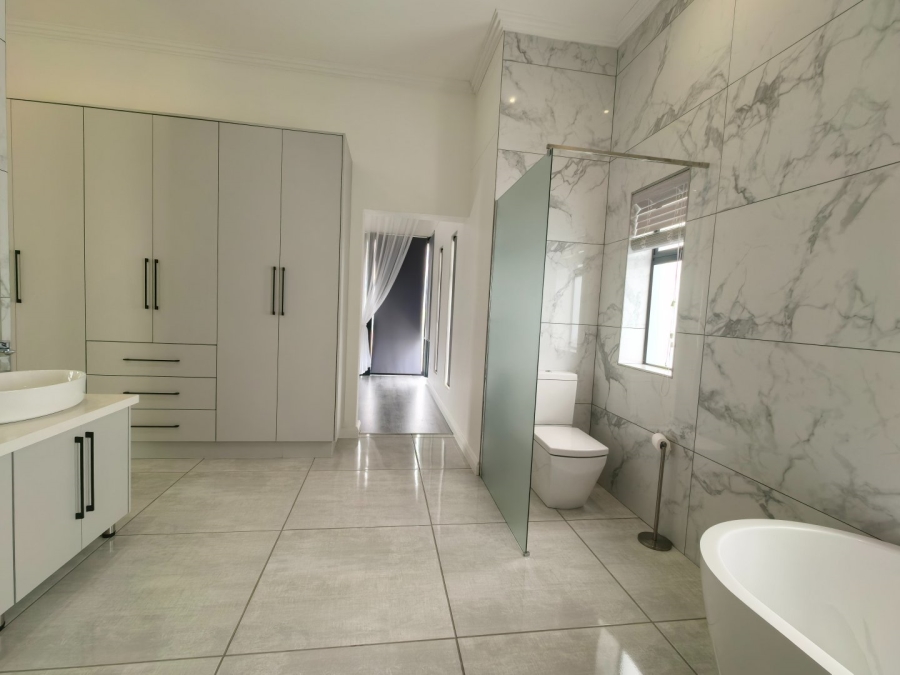 5 Bedroom Property for Sale in Kingswood Golf Estate Western Cape